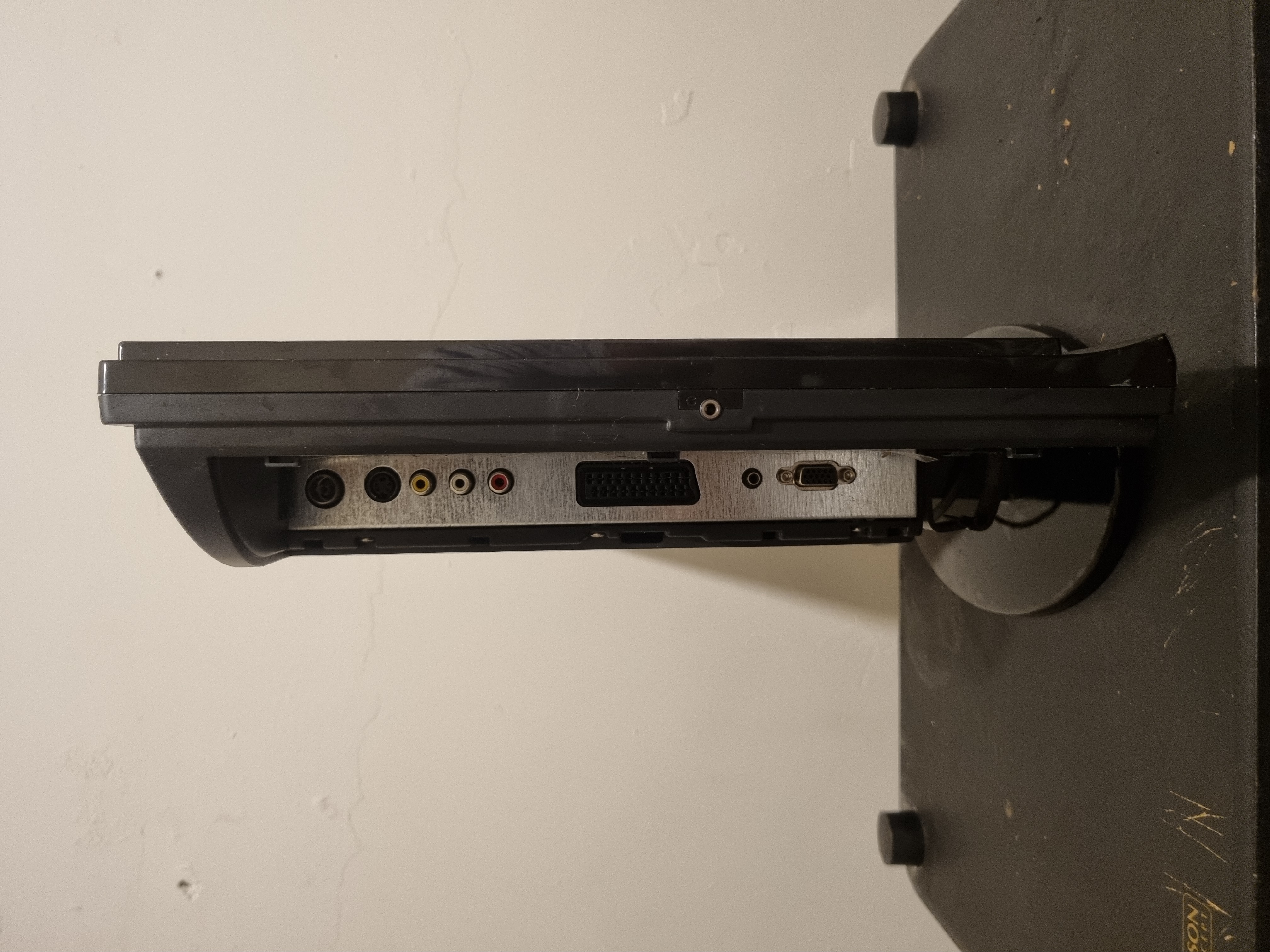 Mikomi 15” LCD/DVD Combi Monitor-Image2